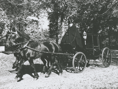 875094 Afbeelding van de in Wijk C geboren en getogen koetsier Willem van Leerdam, gestoken in een zwarte mantel op een ...